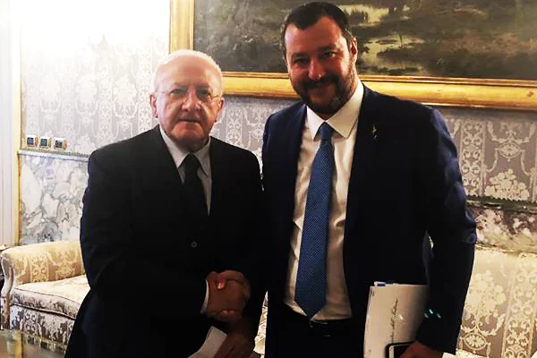 Stranieri al lavoro nel Casertano, De Luca gela Salvini: “Non è alla sua portata”
