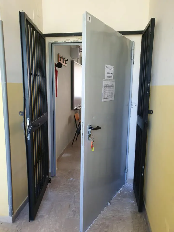 La scuola è chiusa, ma i ladri ci vanno lo stesso: svaligiata succursale del liceo. FOTO E BOTTINO