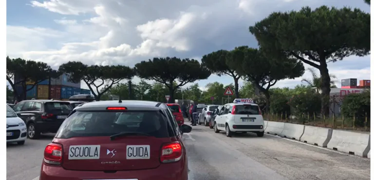 Linee guida del Governo: le autoscuole protestano. Sit in corso (video)