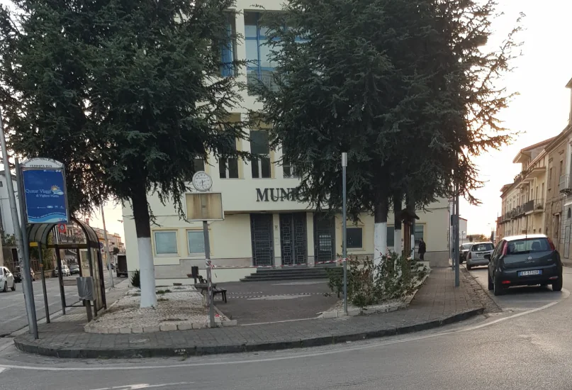 Piazza chiusa per zecche, il trattamento ha funzionato