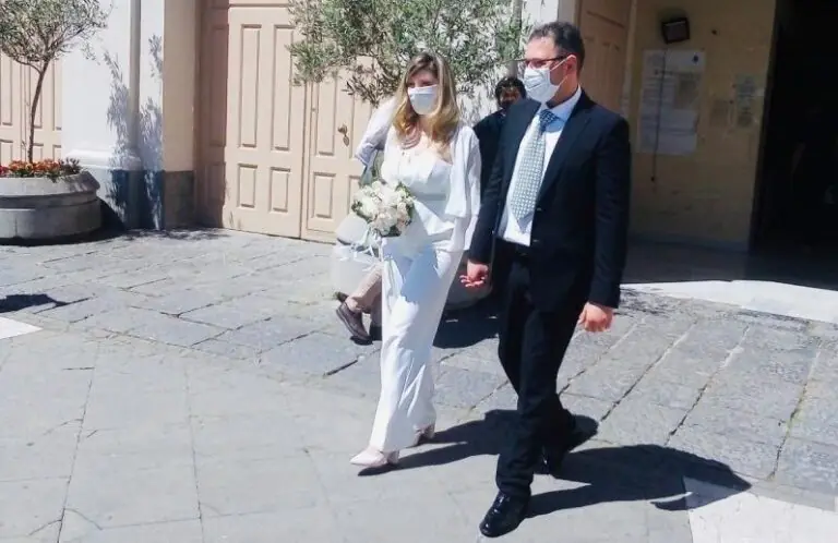 L’amore vince su tutto. Gina e Antonio primi sposi marcianisani post Covid: “Felici anche con la mascherina”