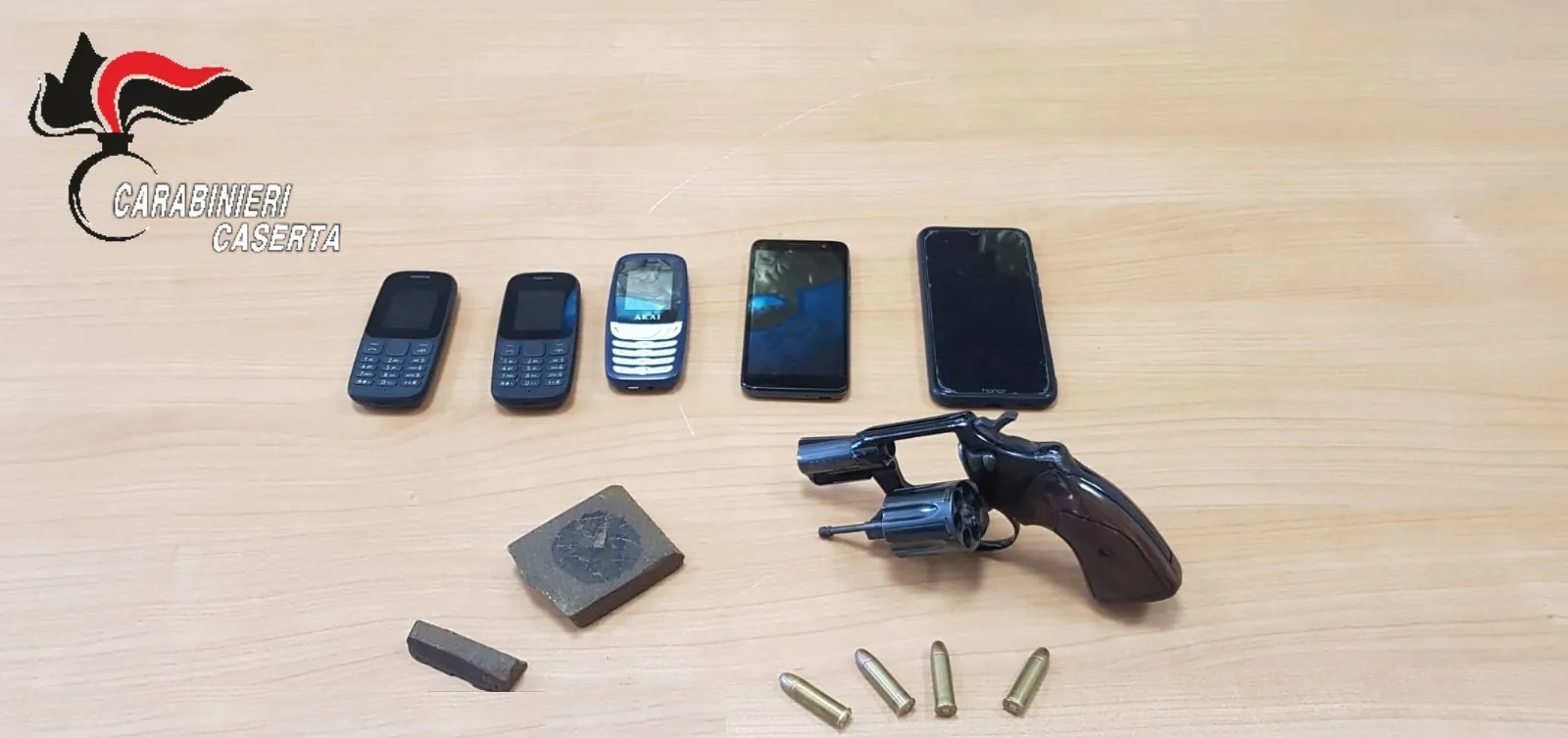 Droga per i giovani della movida aversana: arrestata una coppia. Avevano pistola