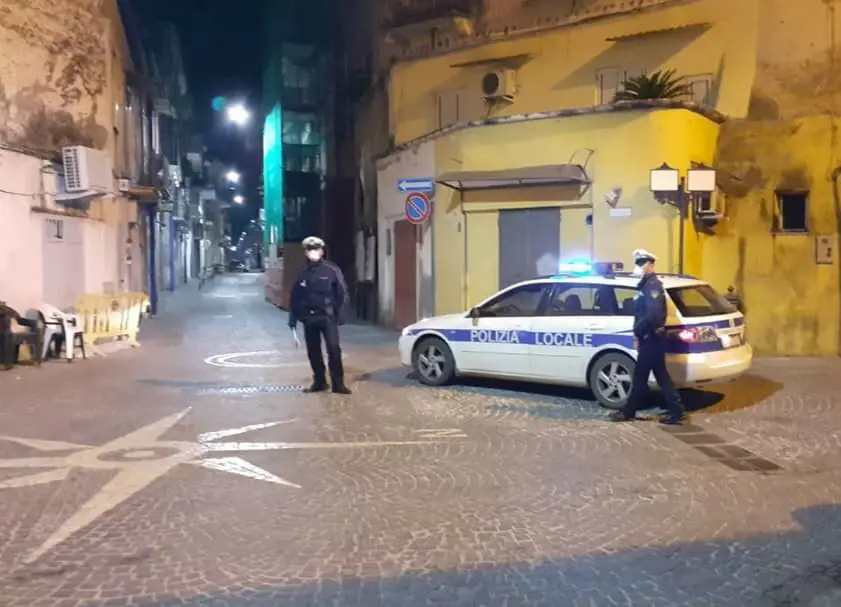 Non ce la fa ad aspettare il 18 e apre negozio di abbigliamento. Altri 3 pescati a bere alcol in strada