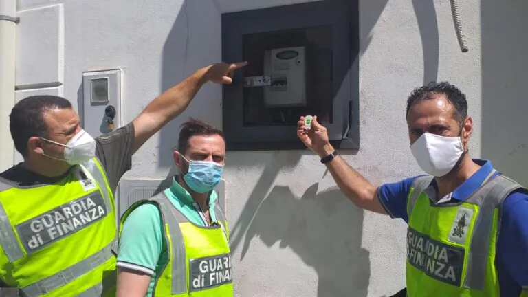 Scoperto trucco del telecomando, panettiere rubava corrente da 3 anni. Foto