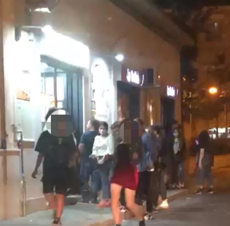 La movida del millennials della Valle: tutti vicini senza mascherina (VIDEO)