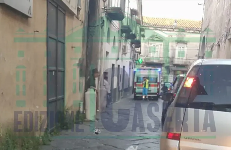 Choc in centro, accoltellato un uomo