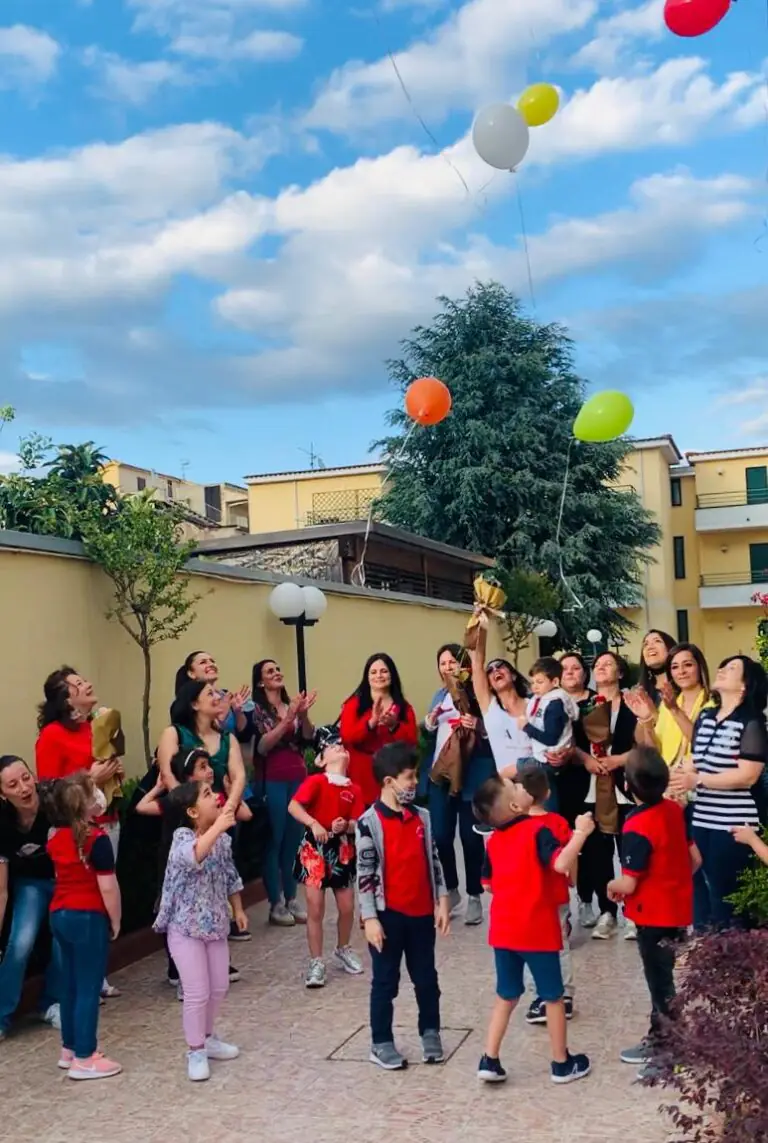 Tributo delle mamme dei bimbi della Materna per la maestra Cinzia della scuola Padre Pio