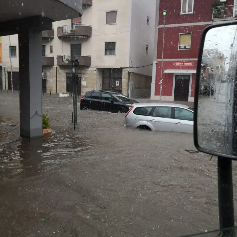 Violento temporale si abbatte sull’est Casertano: strade in tilt. Crollano pali