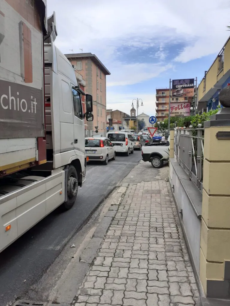 Lavori in corso nella frazione: traffico in tilt e cittadini esasperati