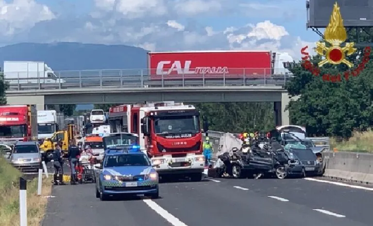 Inferno nel Casertano, 3 feriti e 2 auto in fiamme