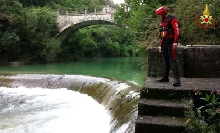 Finisce in acqua e muore a 13 anni: stava festeggiando la fine della scuola