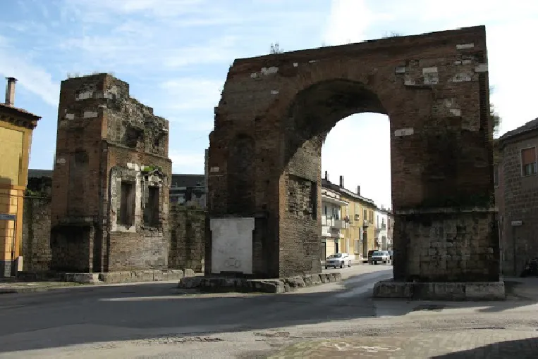 Arco sequestrato, la contromossa del sindaco: tavolo tecnico per gli interventi