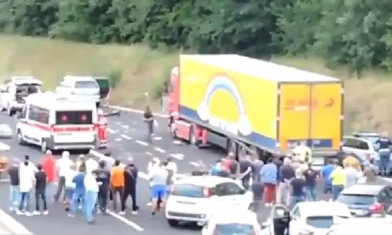 Bimbe morte sull’A1 con nonni, arrestato il padre: “Andava a zig-zag in autostrada”