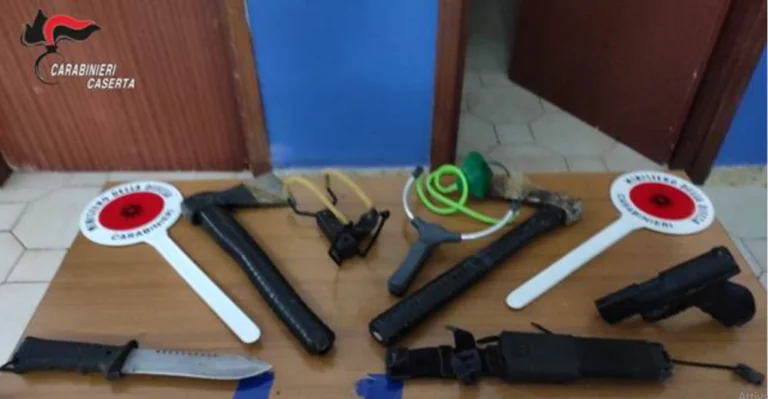 Blitz dei carabinieri di Cancello: 35enne preso con pistola a gas, asce, pugnale e fionda