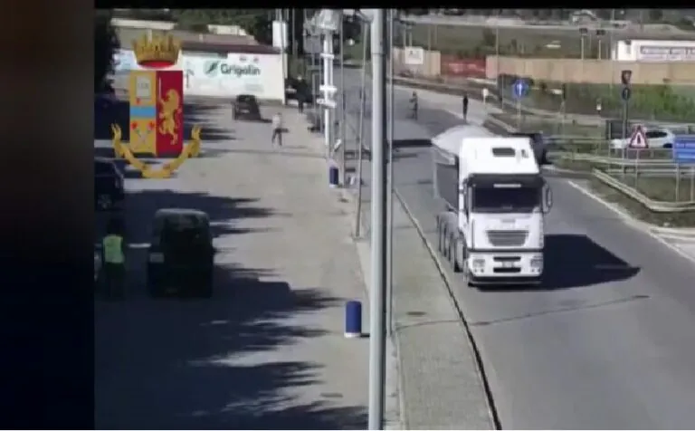 Rapinata nel parcheggio del supermercato, pregiudicato acciuffato sulla 7bis dopo fuga