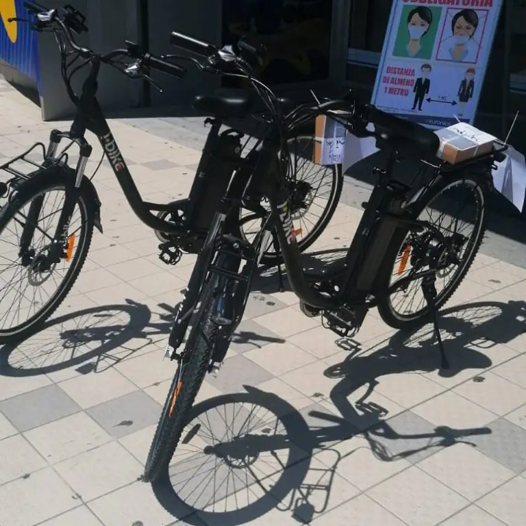 Bici elettriche e multe per affissioni selvagge: città prova a eliminare degrado e traffico
