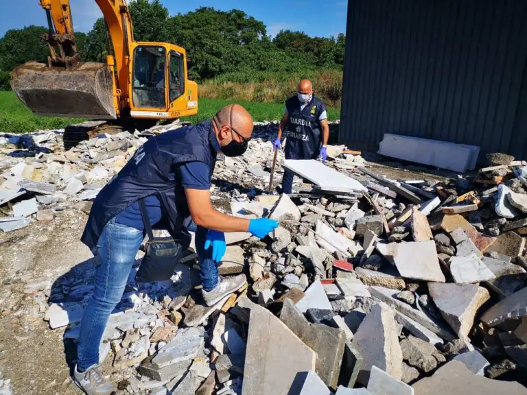 Sorpresi a interrare scarti edili e marmo, Finanza becca operaio e proprietario. FOTO