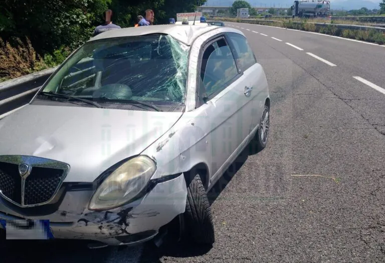 Incidente sulla provinciale, scontro tra due auto
