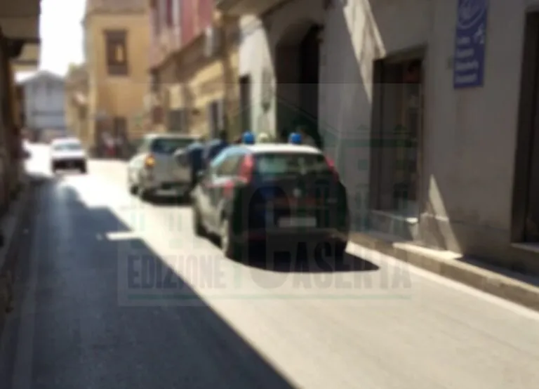 Tensione dopo urto tra due auto, arrivano i carabinieri