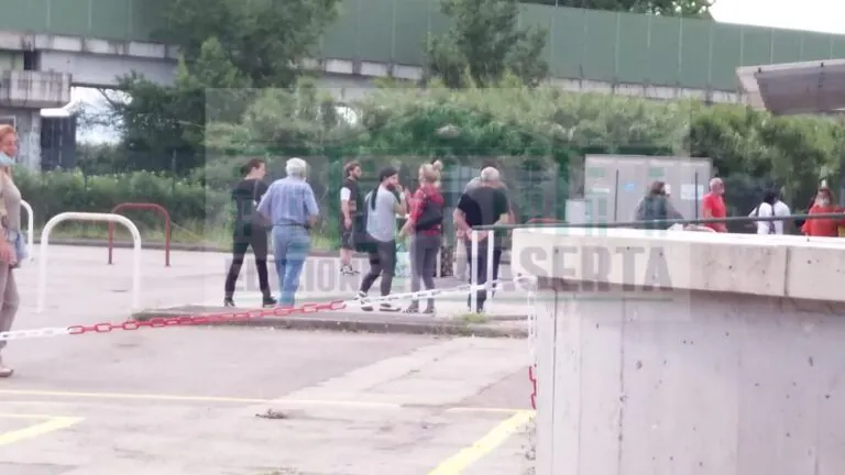 Rivolta (inversa) in carcere, agenti indagati sono sui tetti: “Ci sentiamo offesi”. Gli hanno sequestrato i telefonini
