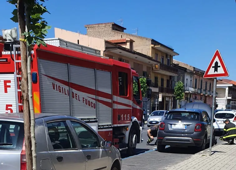 Gatto resta incastrato nel motore della 500, arrivano i pompieri. FOTO