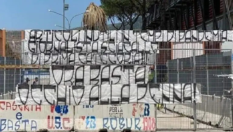 Prima gli striscioni, poi l’irruzione: “Giornalisti nel mirino”. Carabinieri a caccia dei 3 in tuta antiCovid
