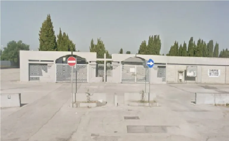 Sciacalli al cimitero: va a trovare un caro defunto e le rubano i soldi