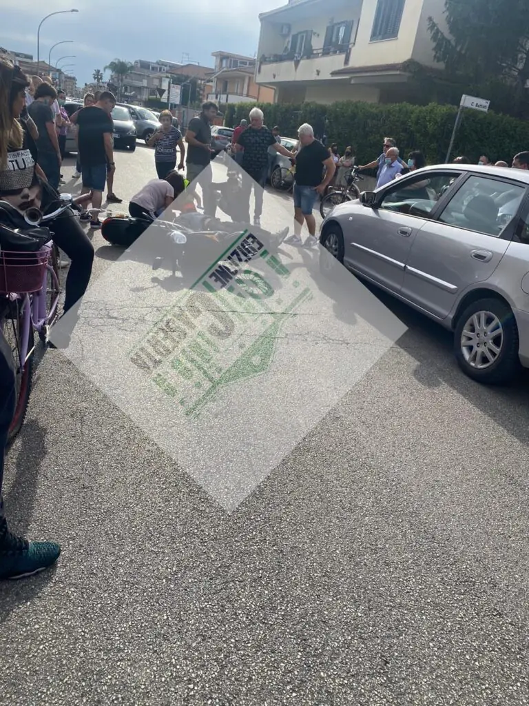 Travolto mentre passeggia sulla bici elettrica