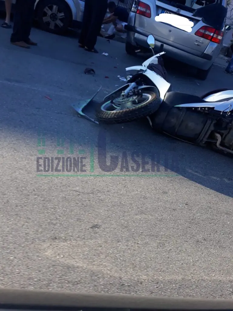Schianto in via Napoli: giovane centauro sfonda il lunotto di un’auto