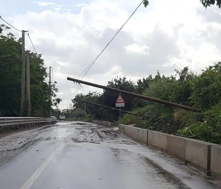 Pali caduti in via Polvica: residenti lanciano l’allarme. Protezione civile a Cancello