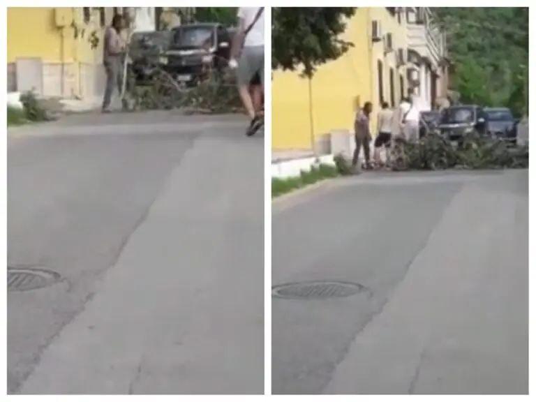 Follia nella frazione: crea barricata in strada. Poi va ‘knock out’ dopo sganassone (VIDEO)