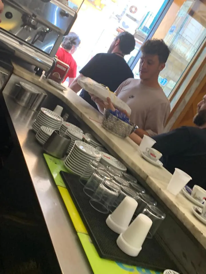 Il centrocampista del Napoli Demme nella pasticceria del Casertano