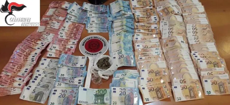 Vive con la pensione della mamma, ma in casa ha un patrimonio di droga e soldi (pure falsi)