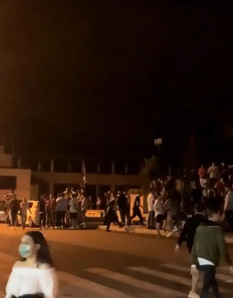 Notte prima degli esami: folla al monumento dei caduti