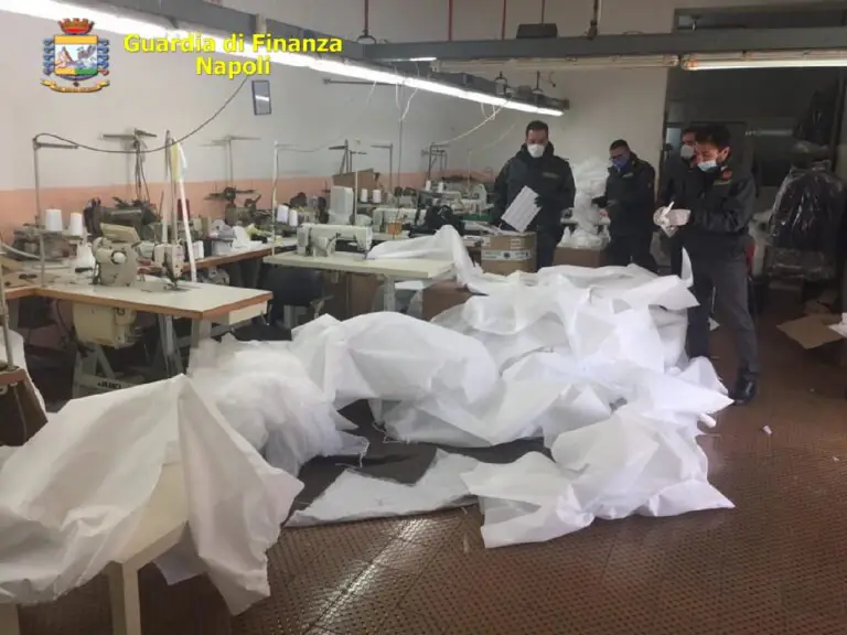 Fabbrica abusiva di mascherine nel Casertano: sequestrati 38 mila pezzi