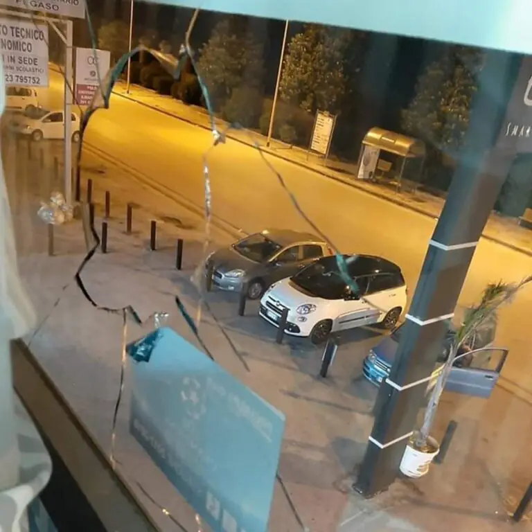Follia nella notte: sassate contro lo Juve Club di Santa Maria