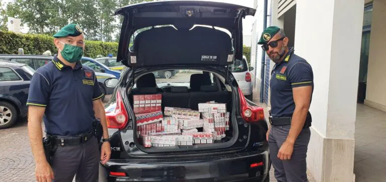 Prende il reddito di cittadinanza ma non lascia il contrabbando: arrestato con 12 chili di bionde. FOTO