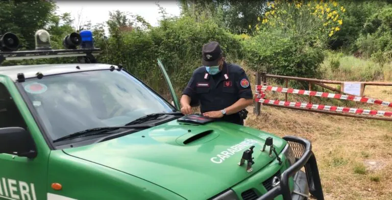 Scoperta bomba ecologica nella frazione: tra rifiuti e amianto spunta pure autocarro. LE FOTO