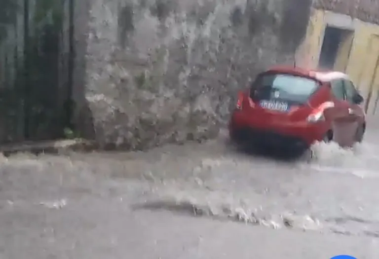 Tempesta d’acqua per 15 minuti: Acqua e fango scendono a valle (video choc)