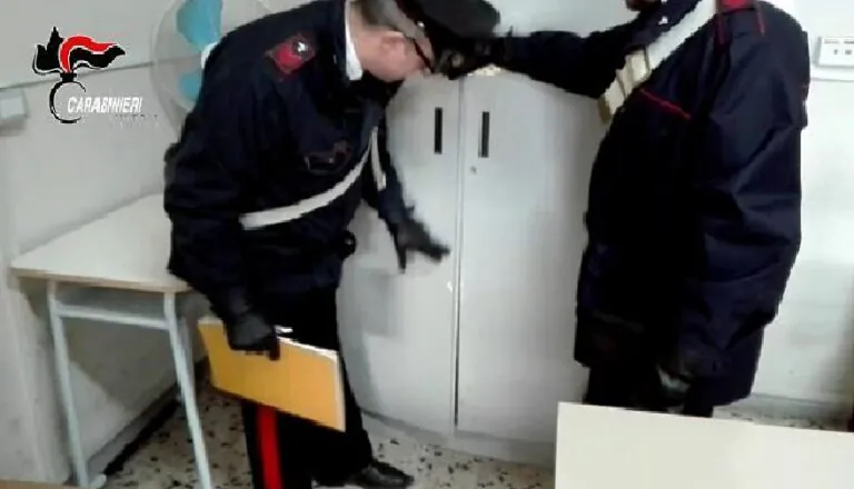 Sorpreso a rubare a scuola e arrestato