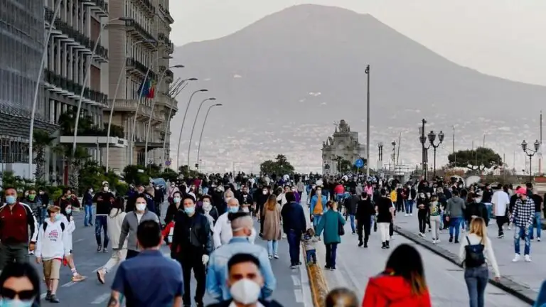 Da oggi “Giù la mascherina” in Campania nei luoghi all’aperto