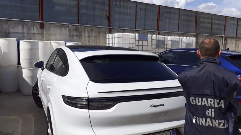 Ha maxi debito con Stato, ma va in giro con Porsche nei ristoranti stellati: 4 indagati