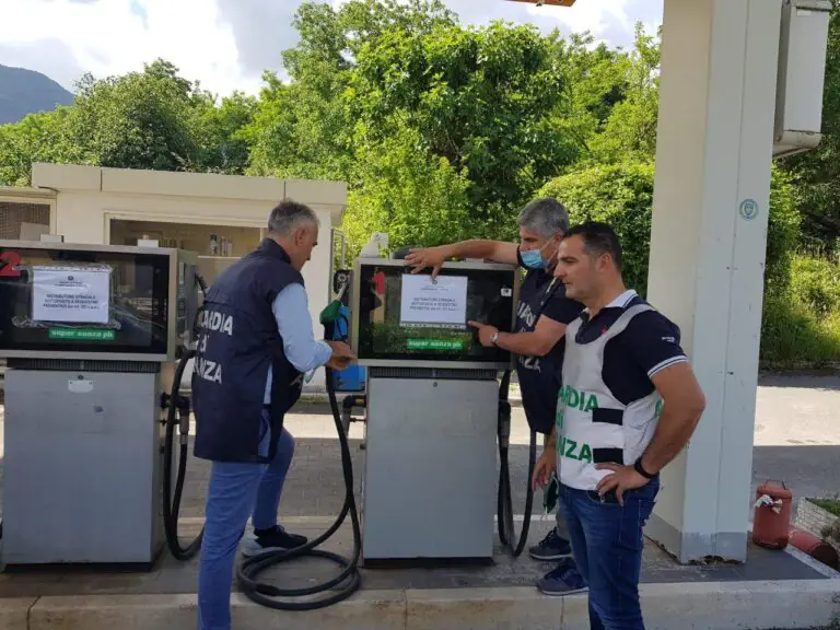 LE FOTO. Benzina adulterata, ecco i distributori della truffa: indagini su un circuito di pompe