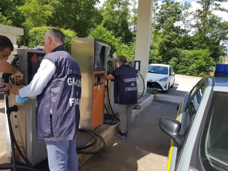 Diesel mischiato con olio, così pompe bianche fanno crollare prezzi. L’inchiesta si allarga