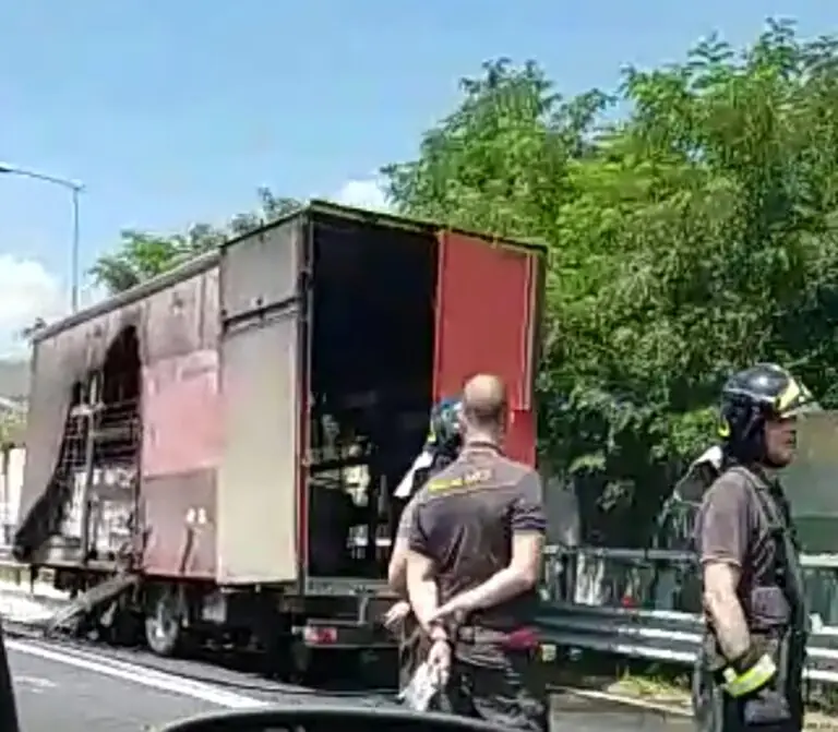IL VIDEO. Tir in fiamme a Caserta Sud, si blocca l’autostrada