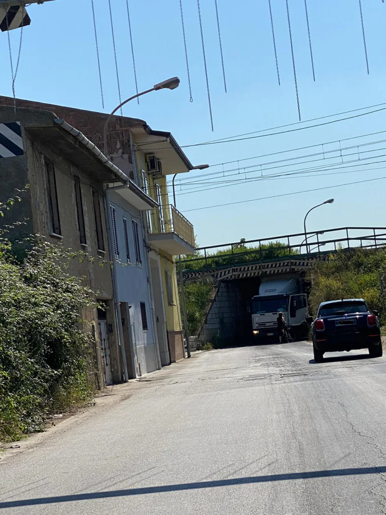 Camion incastrato sotto il ponte di Recale: traffico in tilt