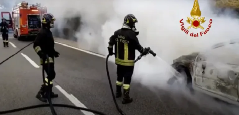 Brutta avventura per una famiglia della Valle: auto distrutta dalle fiamme. VIDEO