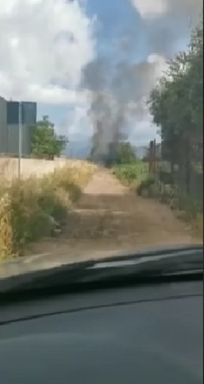 Rifiuti in fiamme in via Spartaco: torna l’incubo roghi tossici. VIDEO