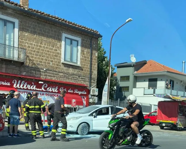 Auto prende fuoco, terrore sulla Nazionale Appia. FOTO