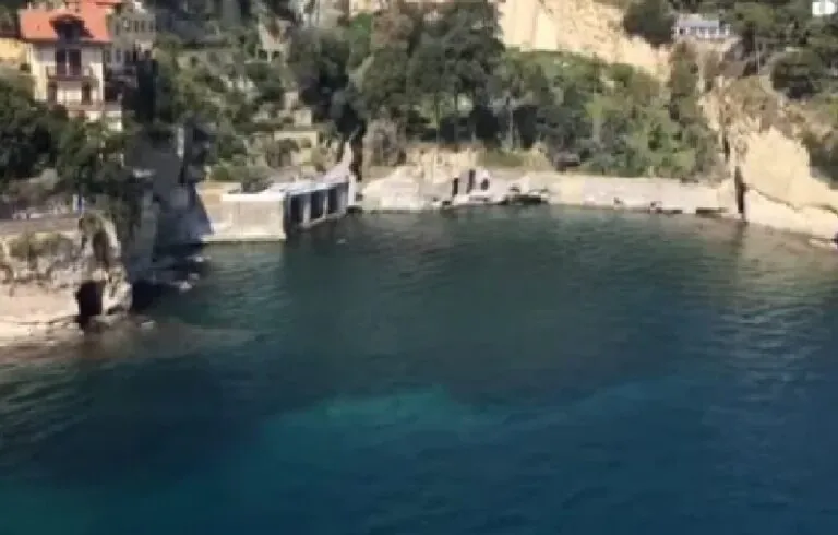 Litiga con l’amica e la lancia in mare: 22enne è gravissima. Lui è in cella